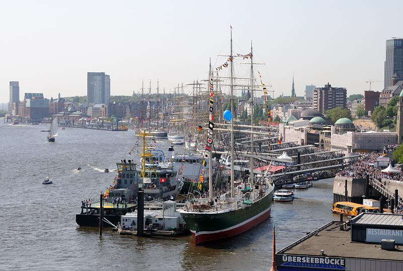 4750_3454 Luftaufnahme von den Landungsbrücken - Panorama von der Hafenkante. | Hafengeburtstag Hamburg - groesstes Hafenfest der Welt